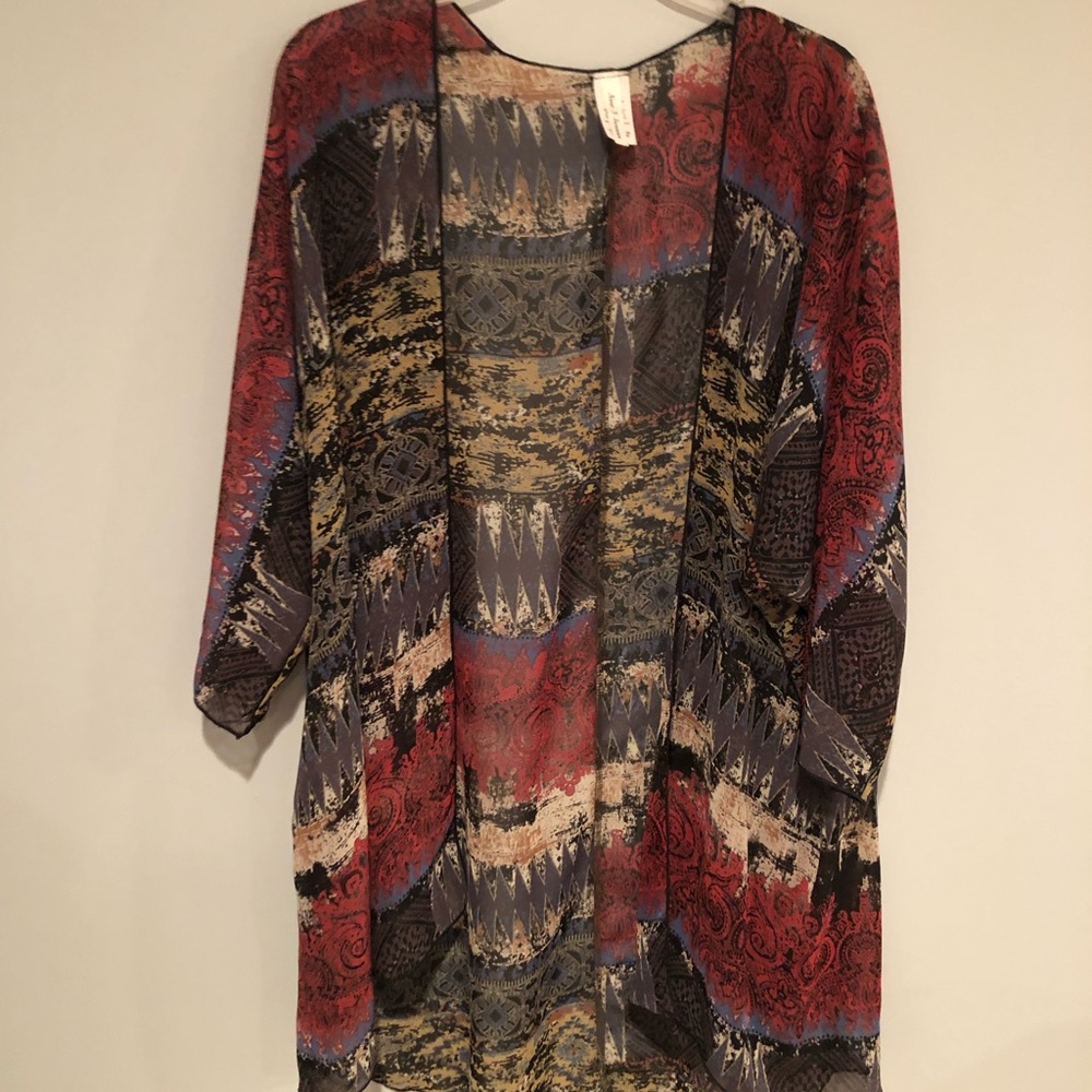 Lightweight 100% polyester comono top, size Medium.